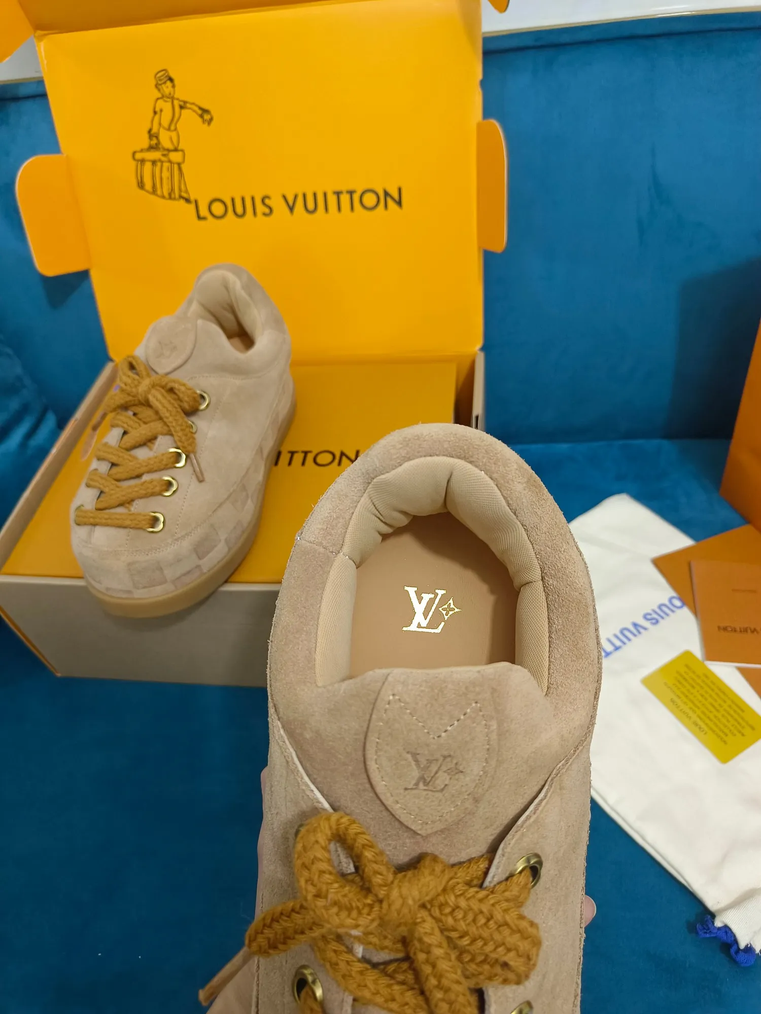 👟👟Ex-factory price 640👟👟 LV YETI slip-on shoes, based on suede cow leather, partially embossed with Nigo's reinterpretation of LV Damier pattern, cleverly echoing the Chinese tradition of taking off shoes when entering the house, and the "small feet" aesthetic is integrated into Chinese street genes. The palm-printed rubber outsole hides the LV letters and Monogram flowers. The exquisite craftsmanship made in Italy shows the brand's heritage in a comfortable slip-on style. The reservation mode adds a unique style, it is traditional and trendy, and it is suitable for couples aged 35-45.